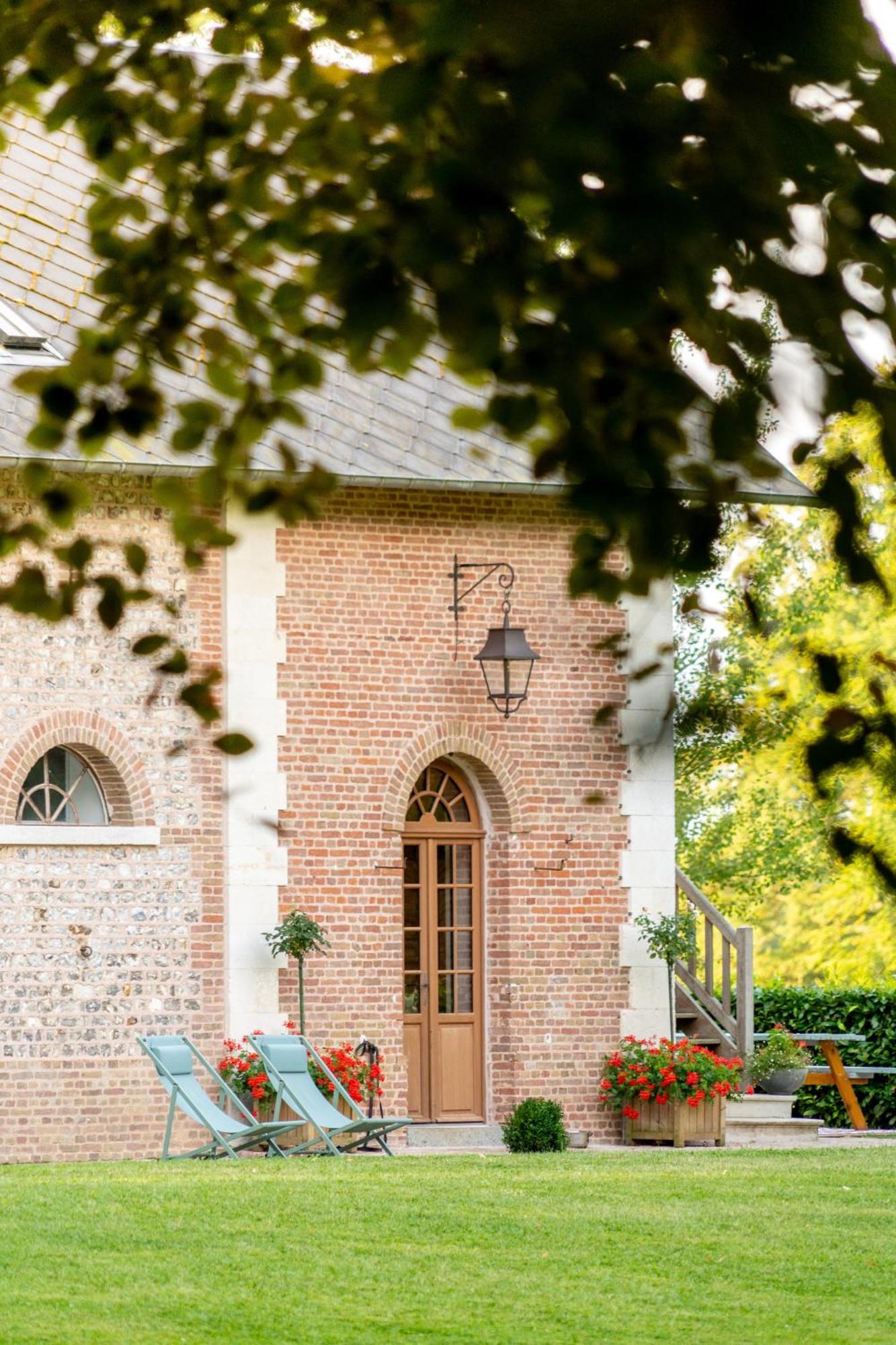 Les Ecuries Du Chateau De Brumare Brestot Exterior photo