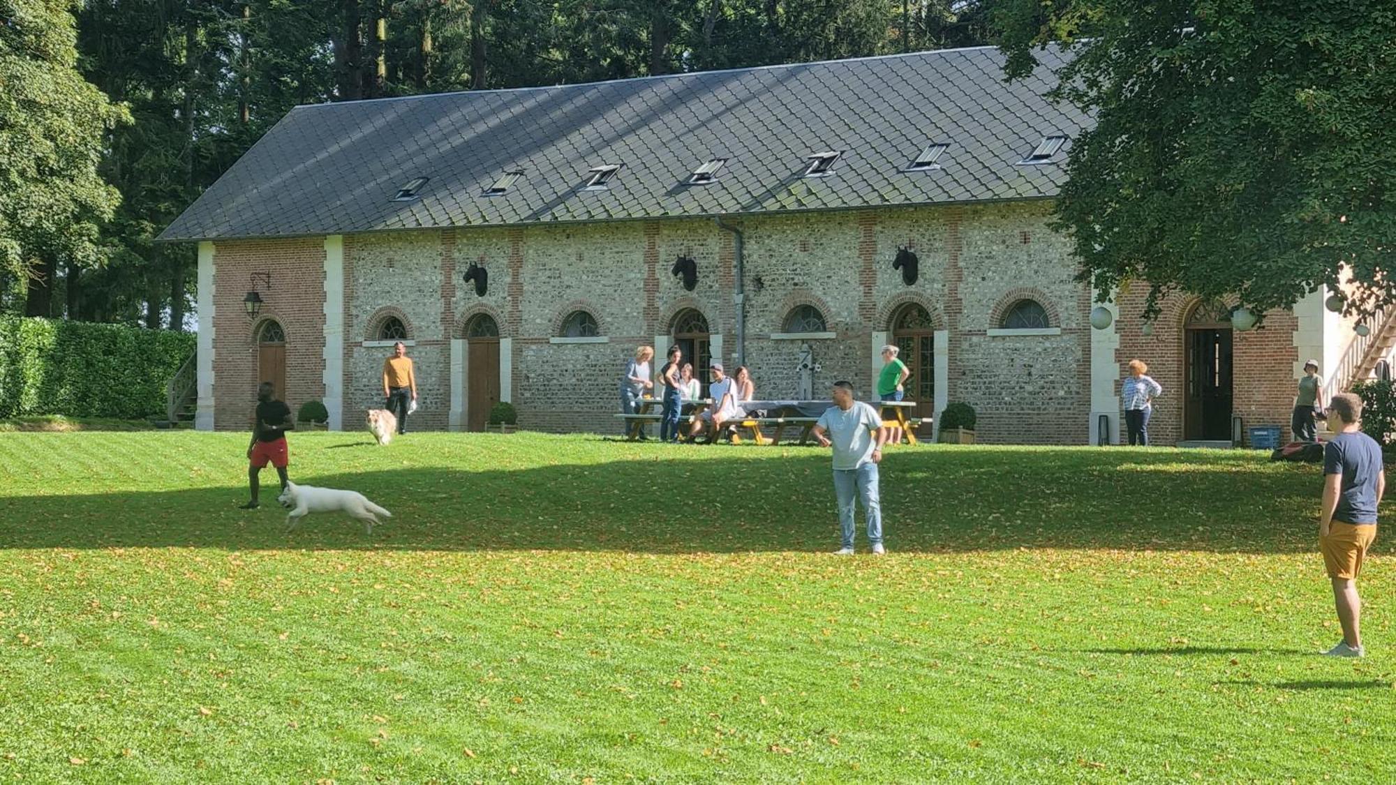 Les Ecuries Du Chateau De Brumare Brestot Exterior photo